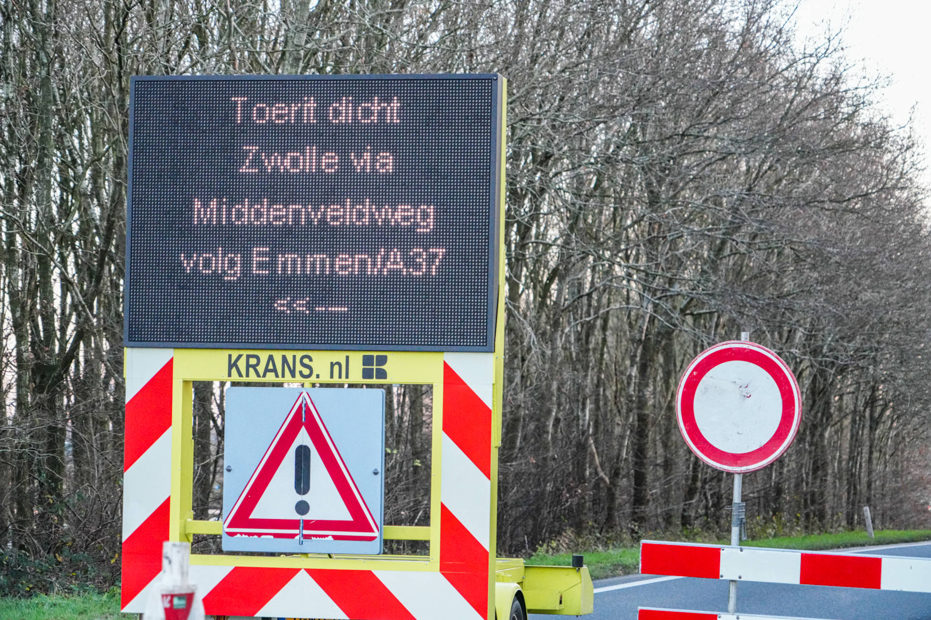 Snelweg afgesloten wegens gevaarlijke gladheid bij spoortunnel
