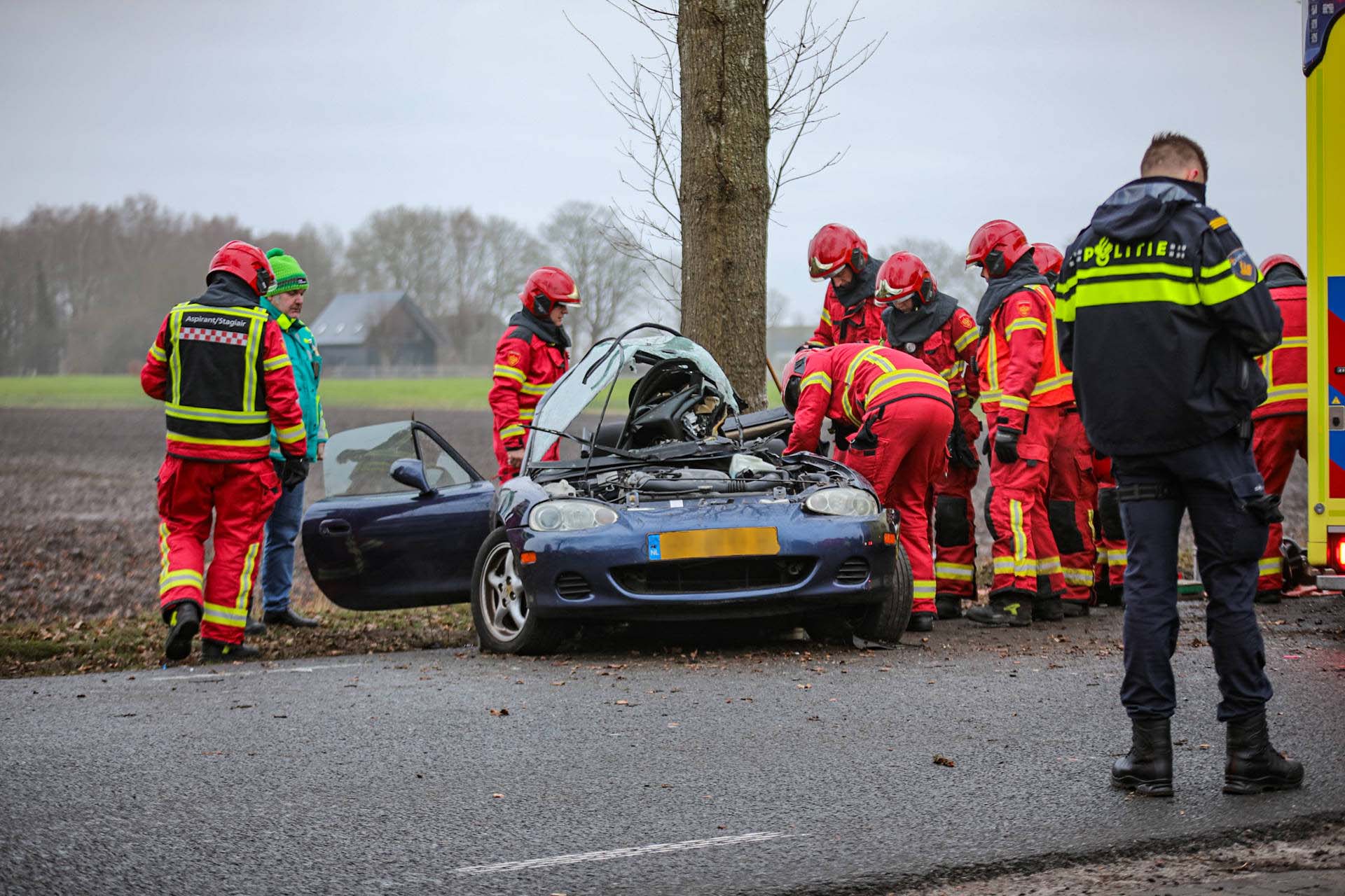 Auto frontaal tegen boom, slachtoffer ernstig bekneld