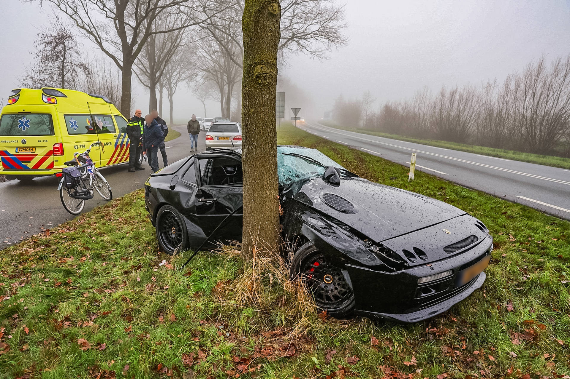 Porsche zwaar beschadigd na botsing tegen boom
