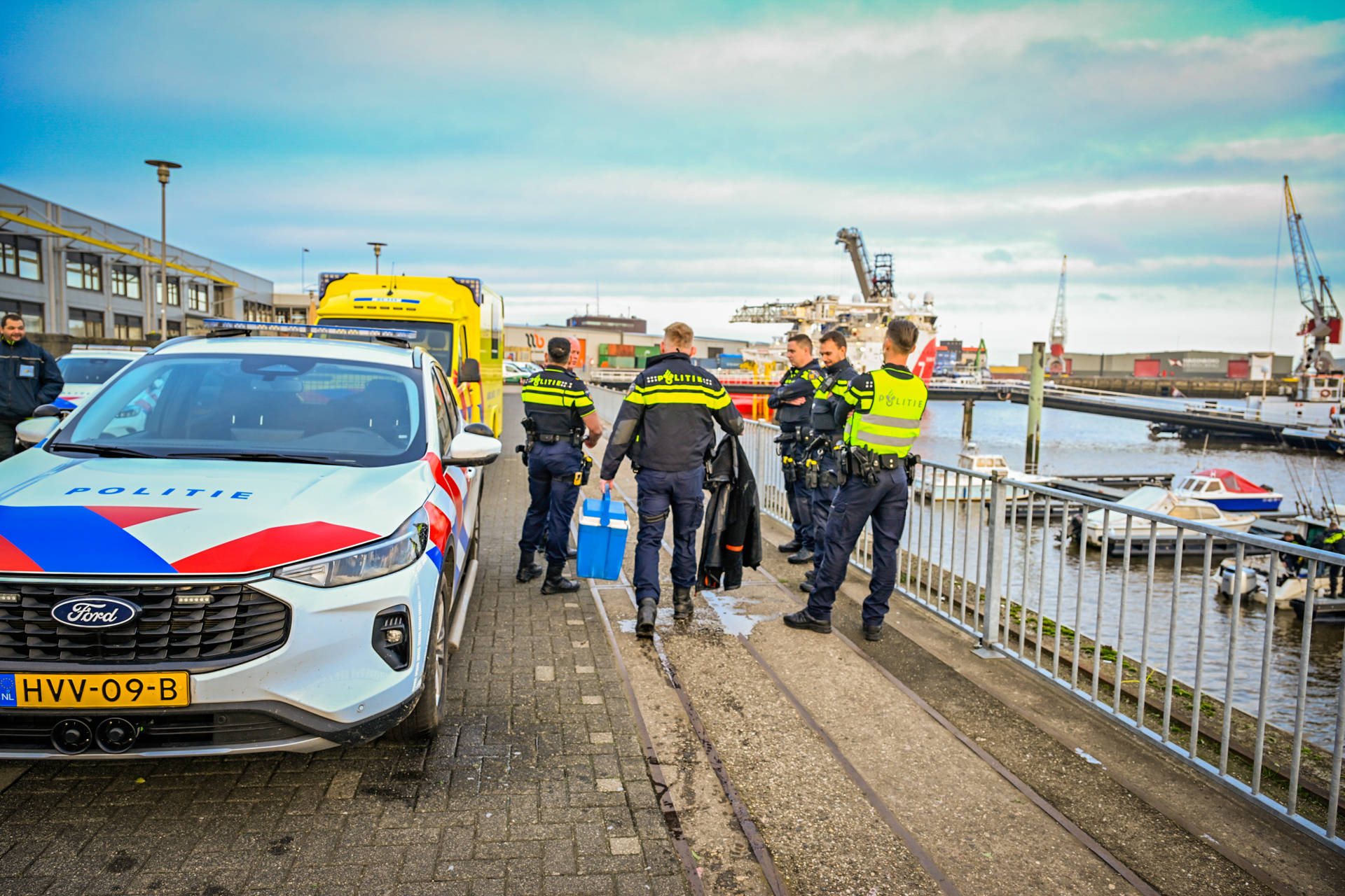 Persoon te water geraakt in jachthaven