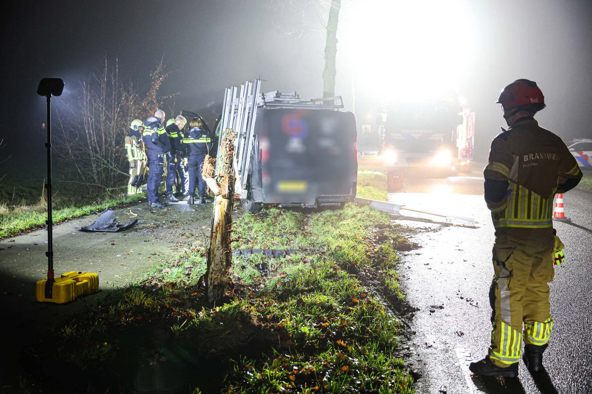 Bedrijfsbus botst tegen boom, bestuurder aangehouden voor rijden onder invloed