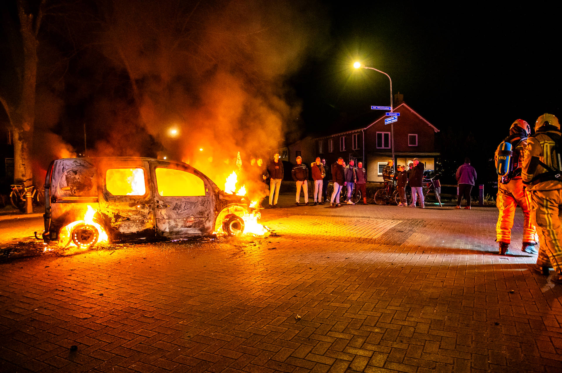Sloopauto in brand gezet met groep jongeren op kruising