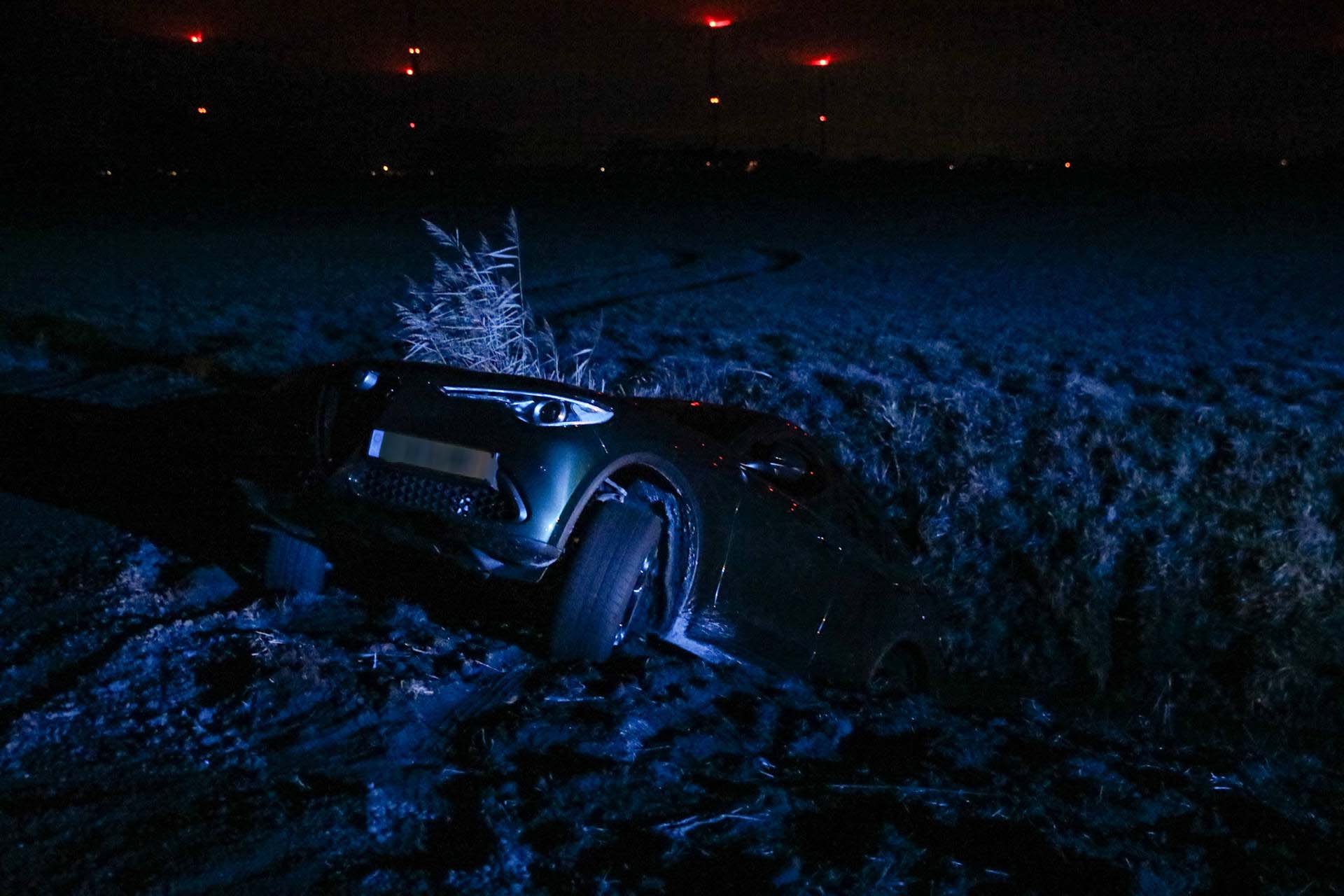 Auto crasht in sloot, bestuurder mogelijk onder invloed