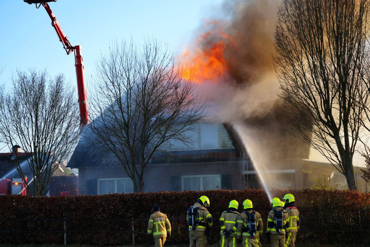 Woning met rieten dak verwoest door brand