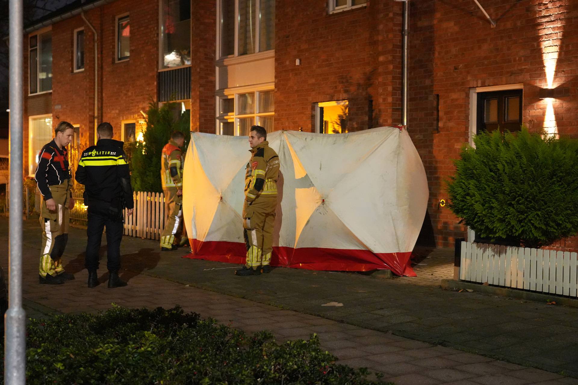 Dode vrouw in voortuin van woning