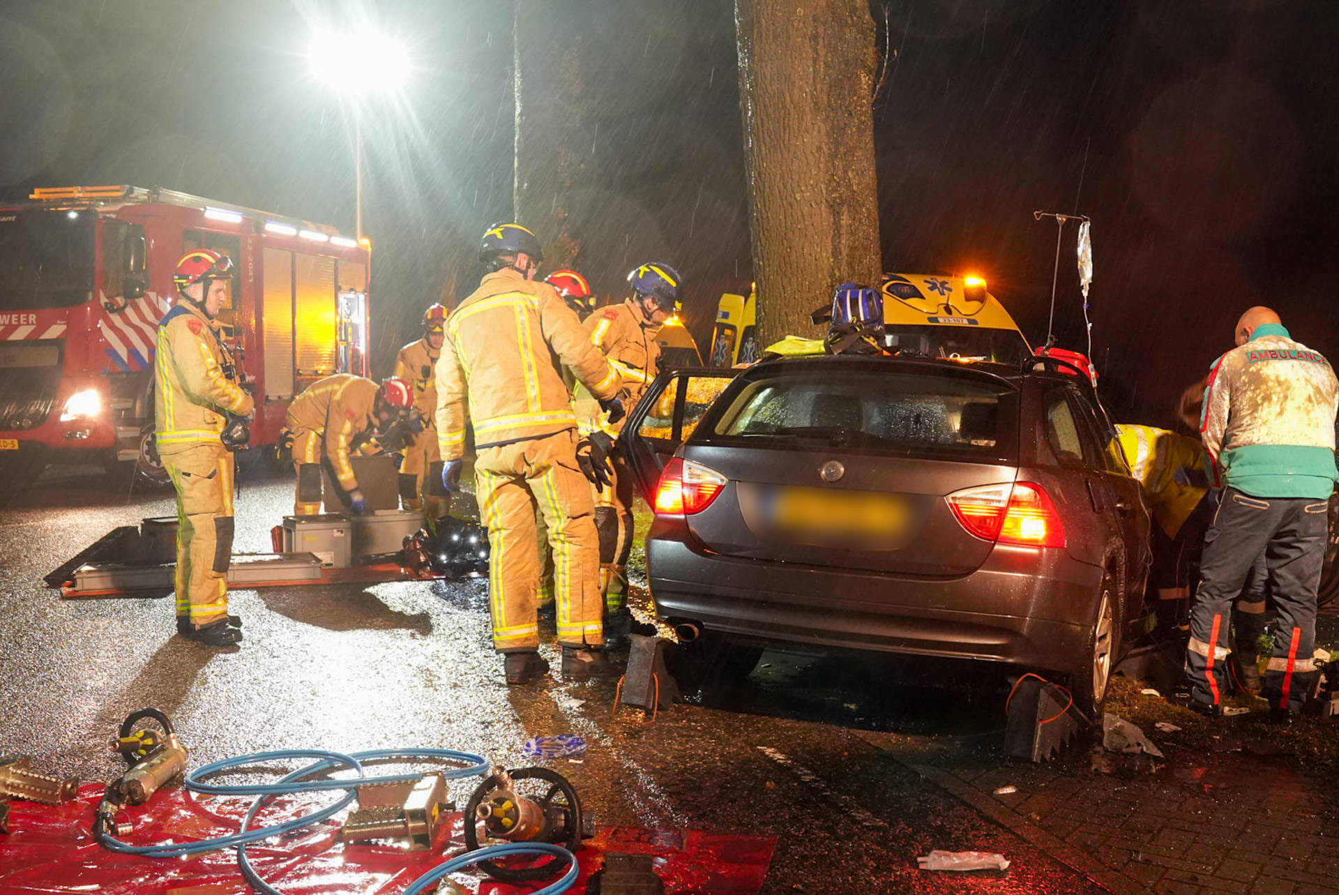 Automobiliste bekneld na botsing tegen bomen