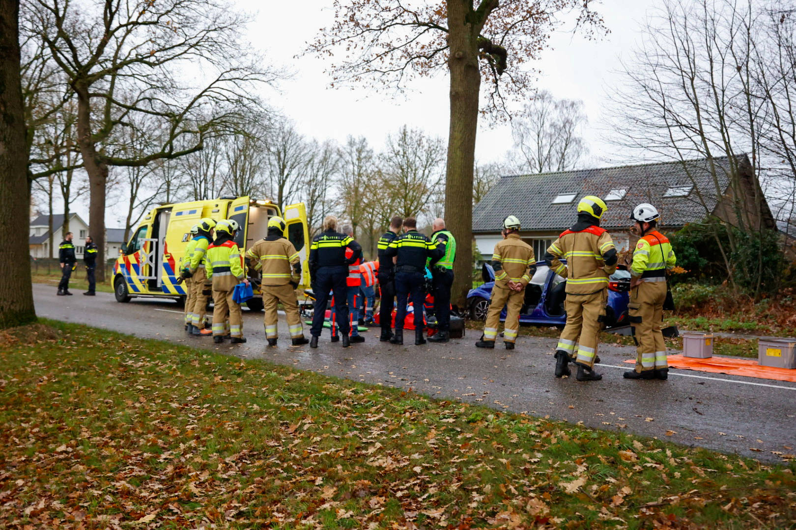 Auto ramt boom, zwaargewonde bestuurder bevrijdt