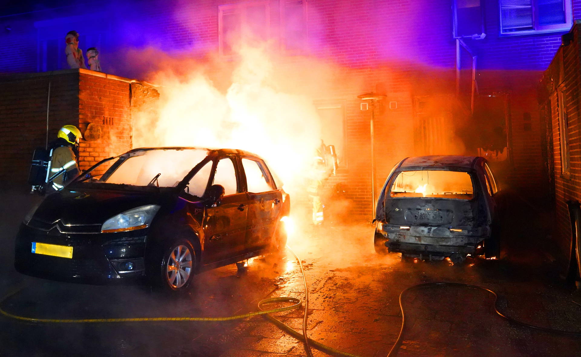 Twee woningen zwaar beschadigd door brand, brandstichting niet uitgesloten