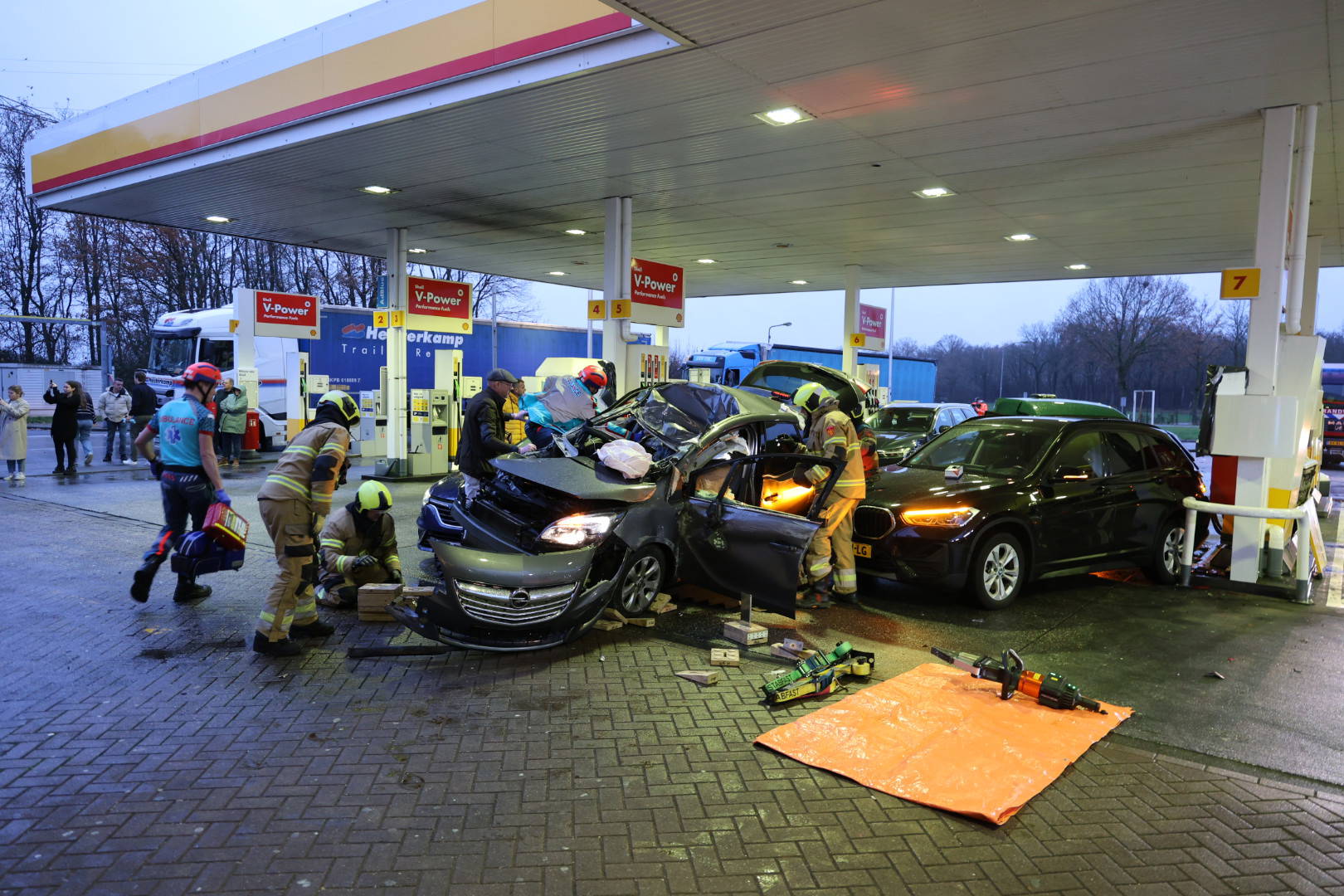 Zwaar ongeluk bij tankstation, slachtoffer bekneld in auto