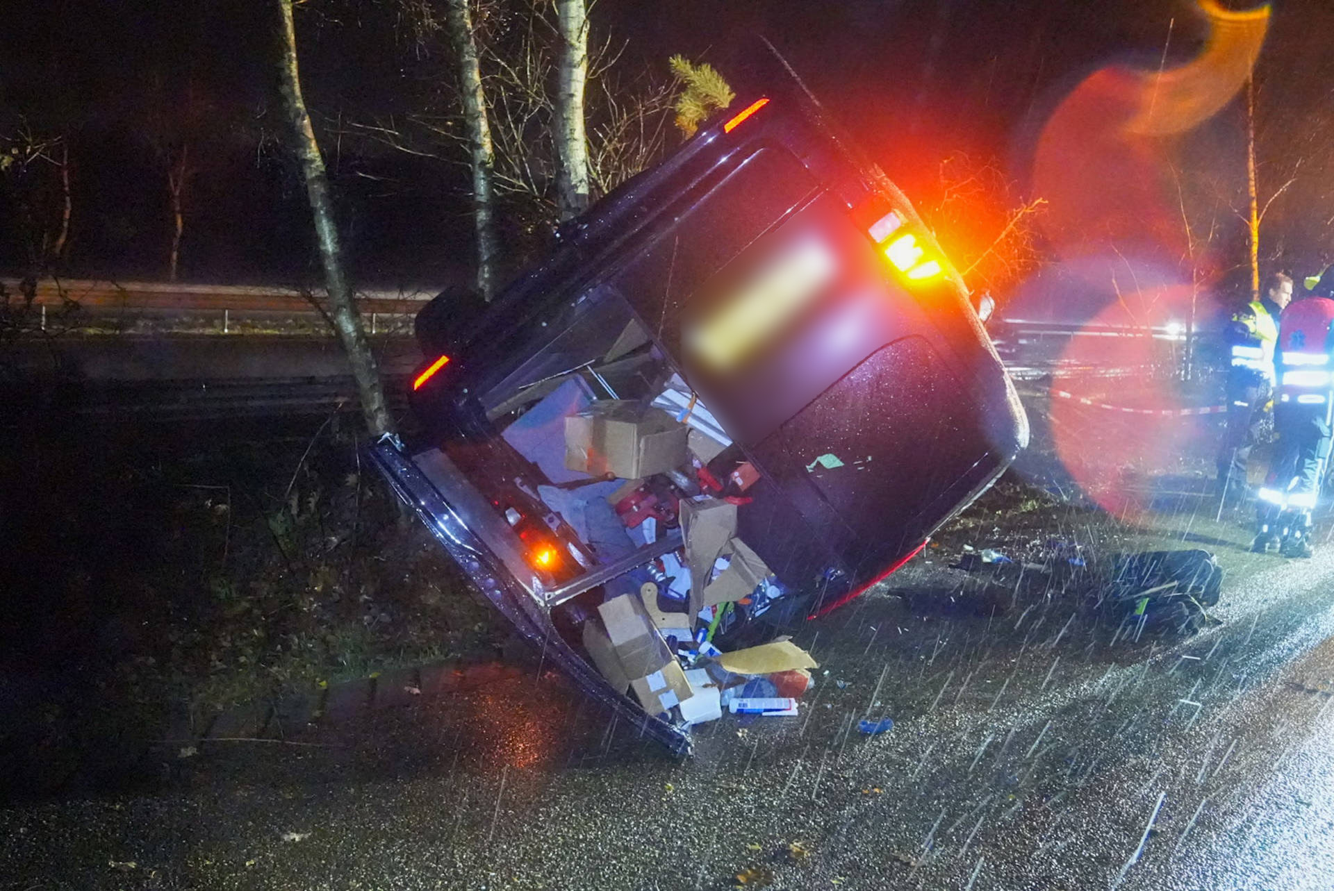 Busje met drie mannen botst tegen boom; alcoholgebruik onderzocht