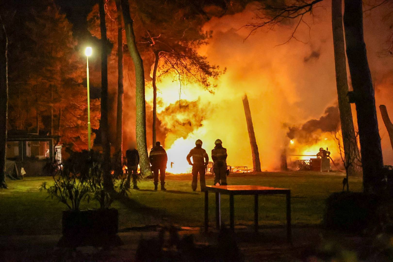 Vlammenzee bij gebouw op camping