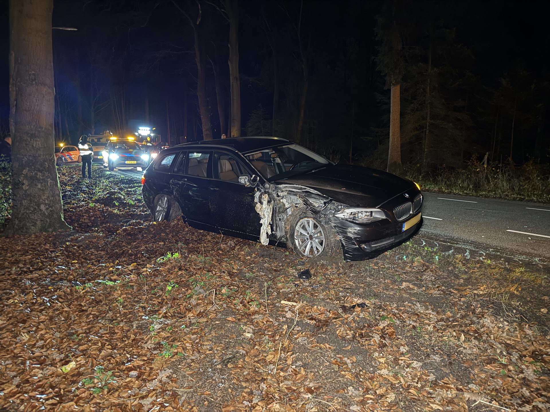 Auto botst tegen boom
