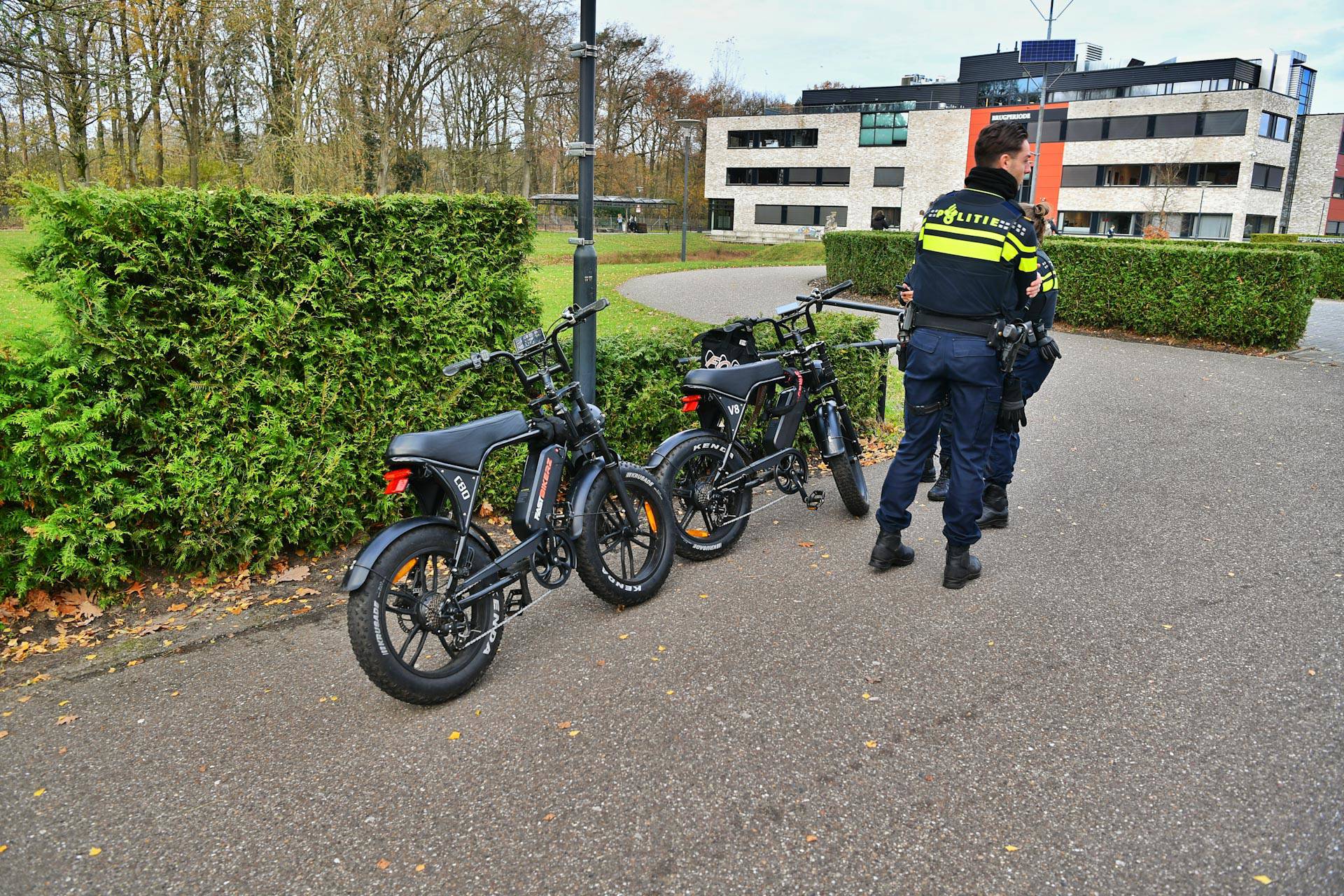 Gewonde bij frontale aanrijding tussen twee fatbikes bij school