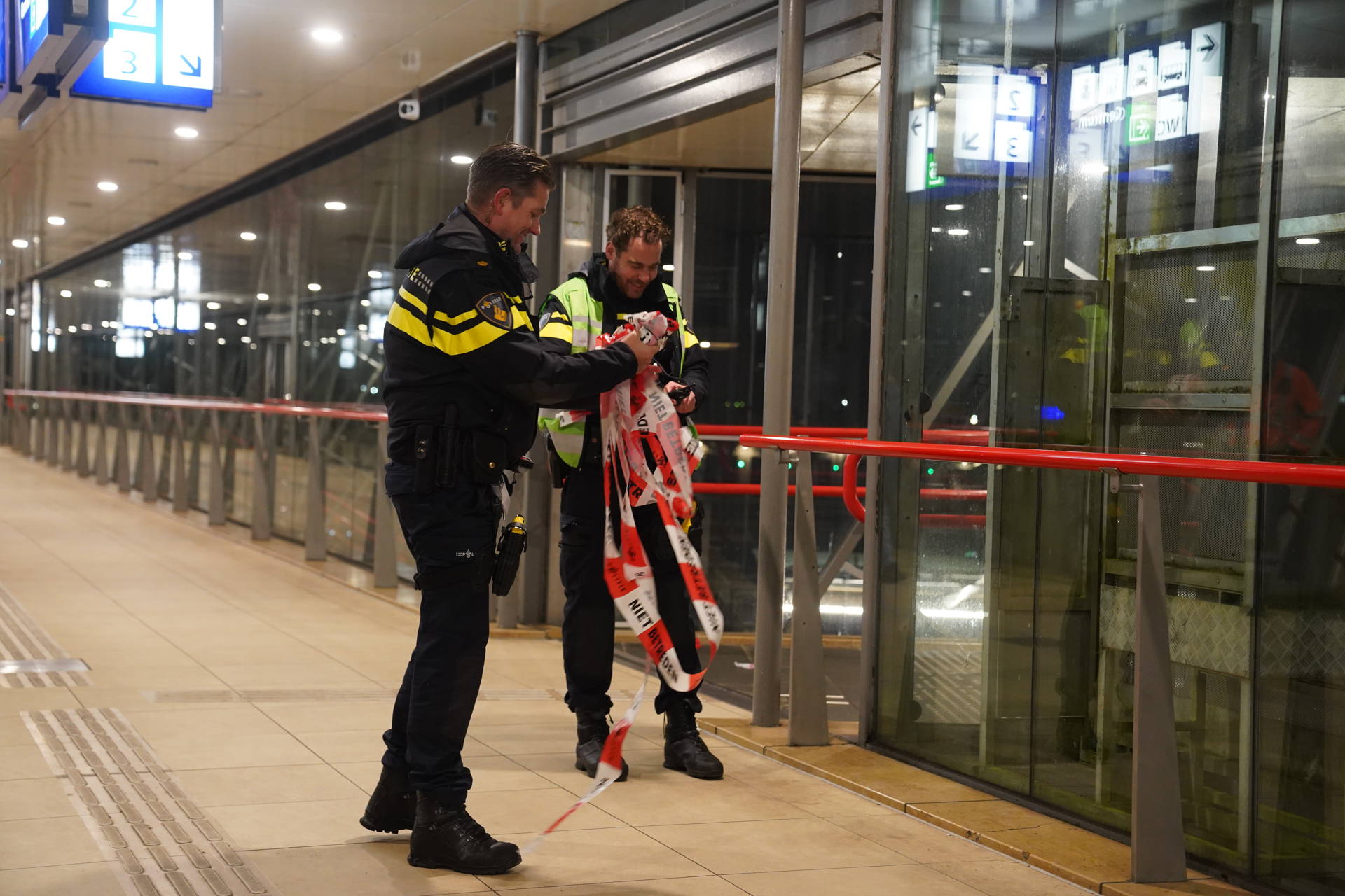 Treinpassagier komt op spoor terecht en raakt zwaargewond