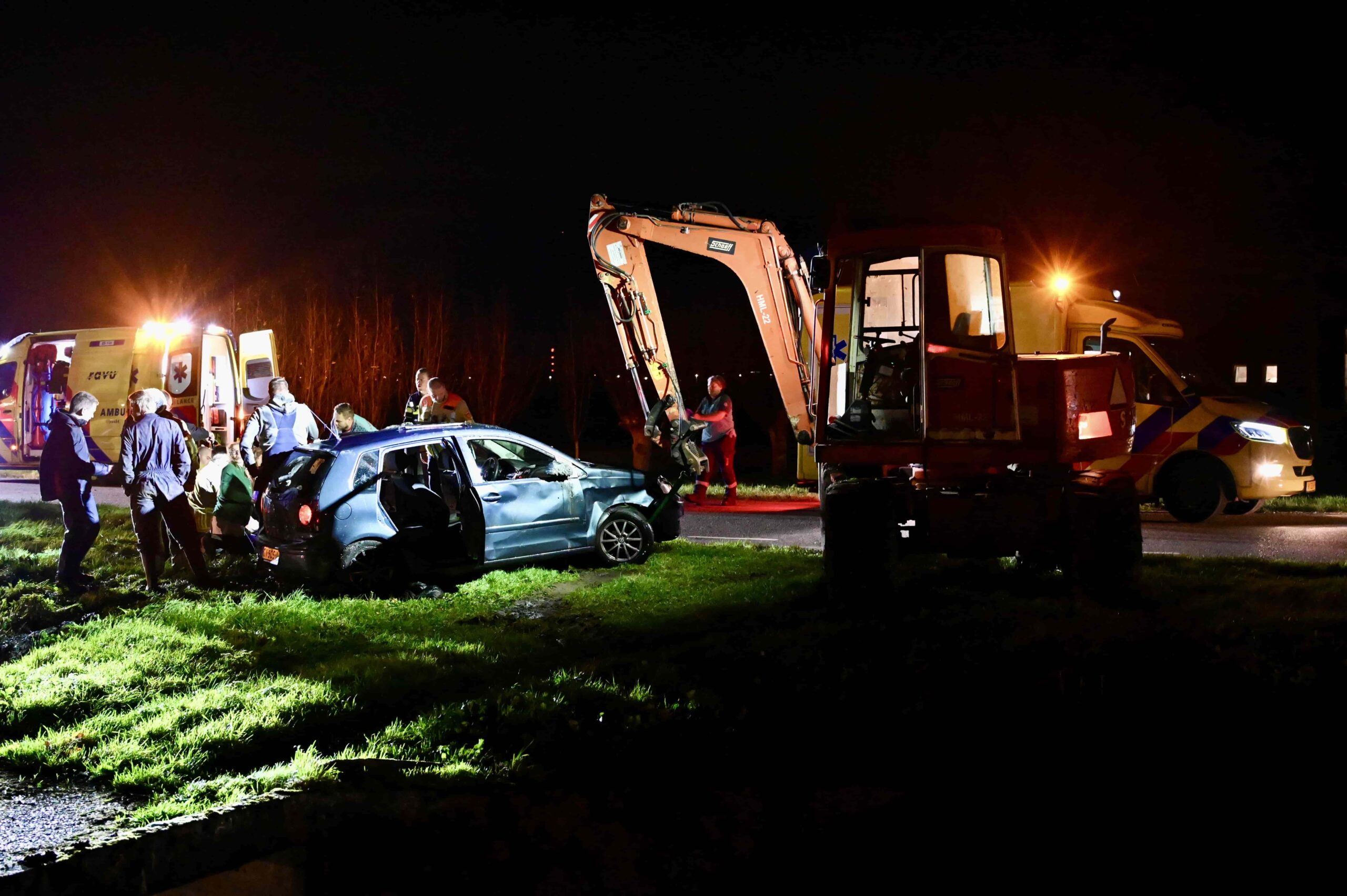 Bestuurder gereanimeerd nadat graafmachine auto uit water haalt