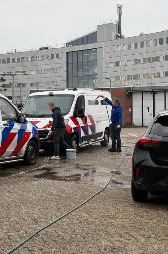 Jongeren wassen politieauto’s als alternatieve straf na wangedrag