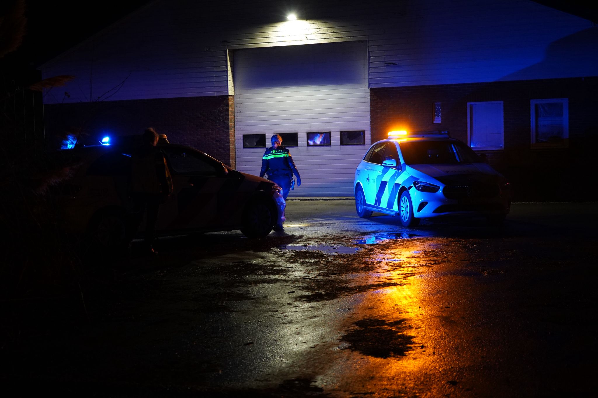 Gewonde bij steekincident, verdachte aangehouden; traumahelikopter landt langs snelweg