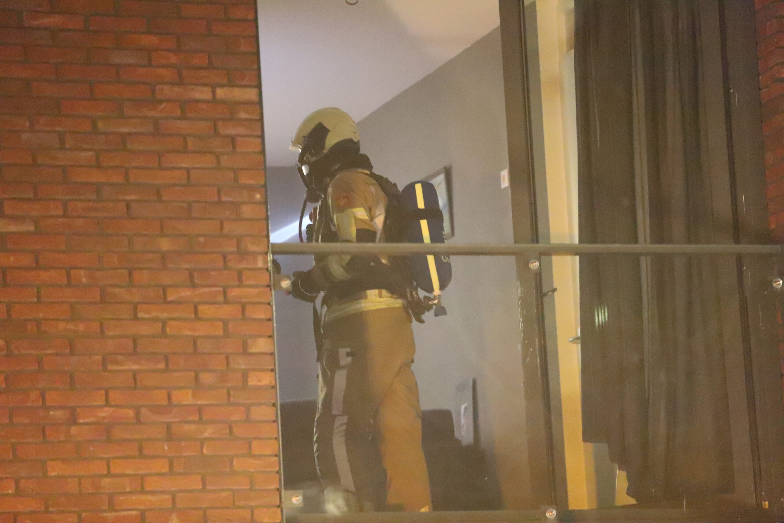 Vlam in pan veroorzaakt woningbrand; bewoonster naar ziekenhuis en katten gered