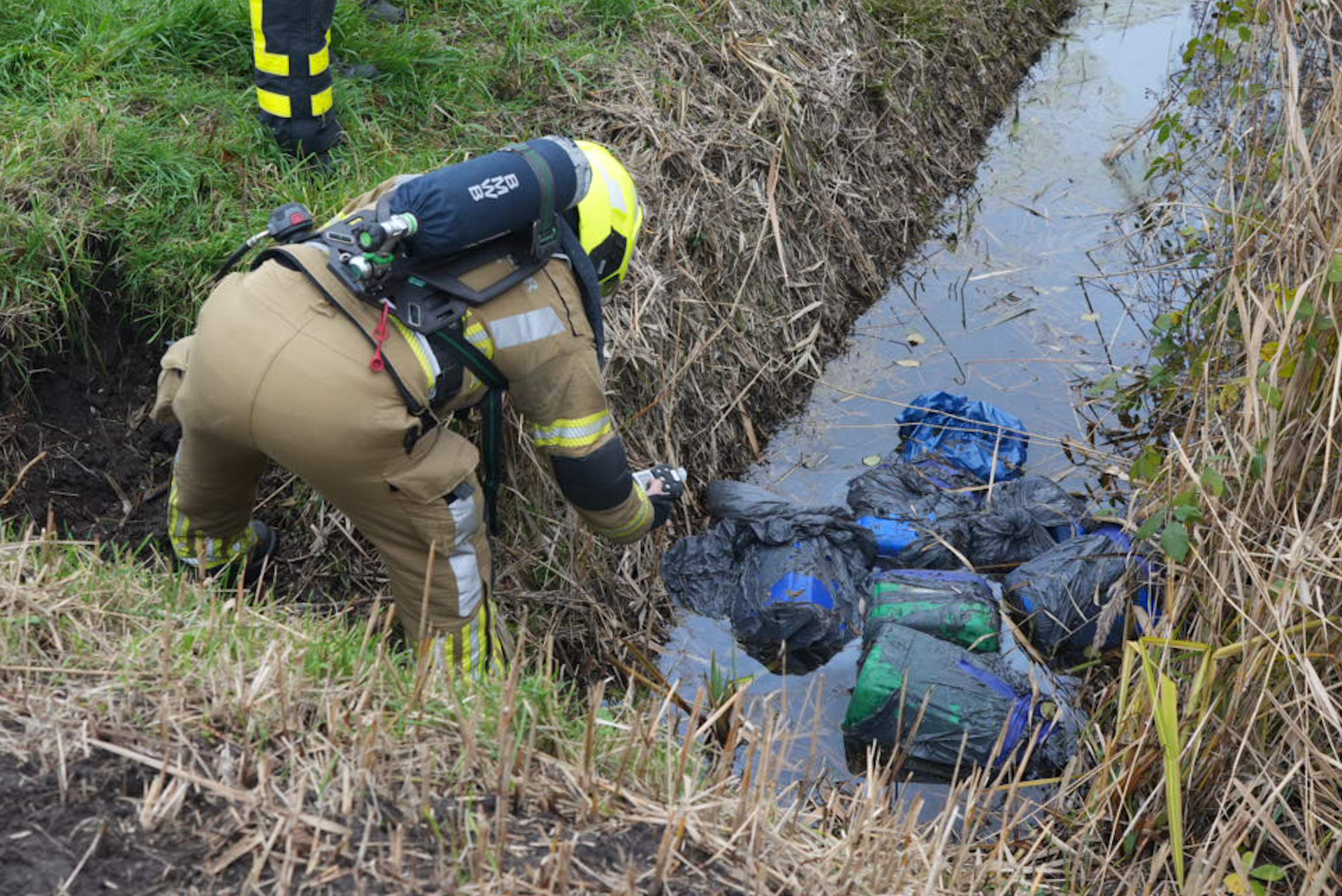 Vaten met onbekende inhoud gevonden in sloot