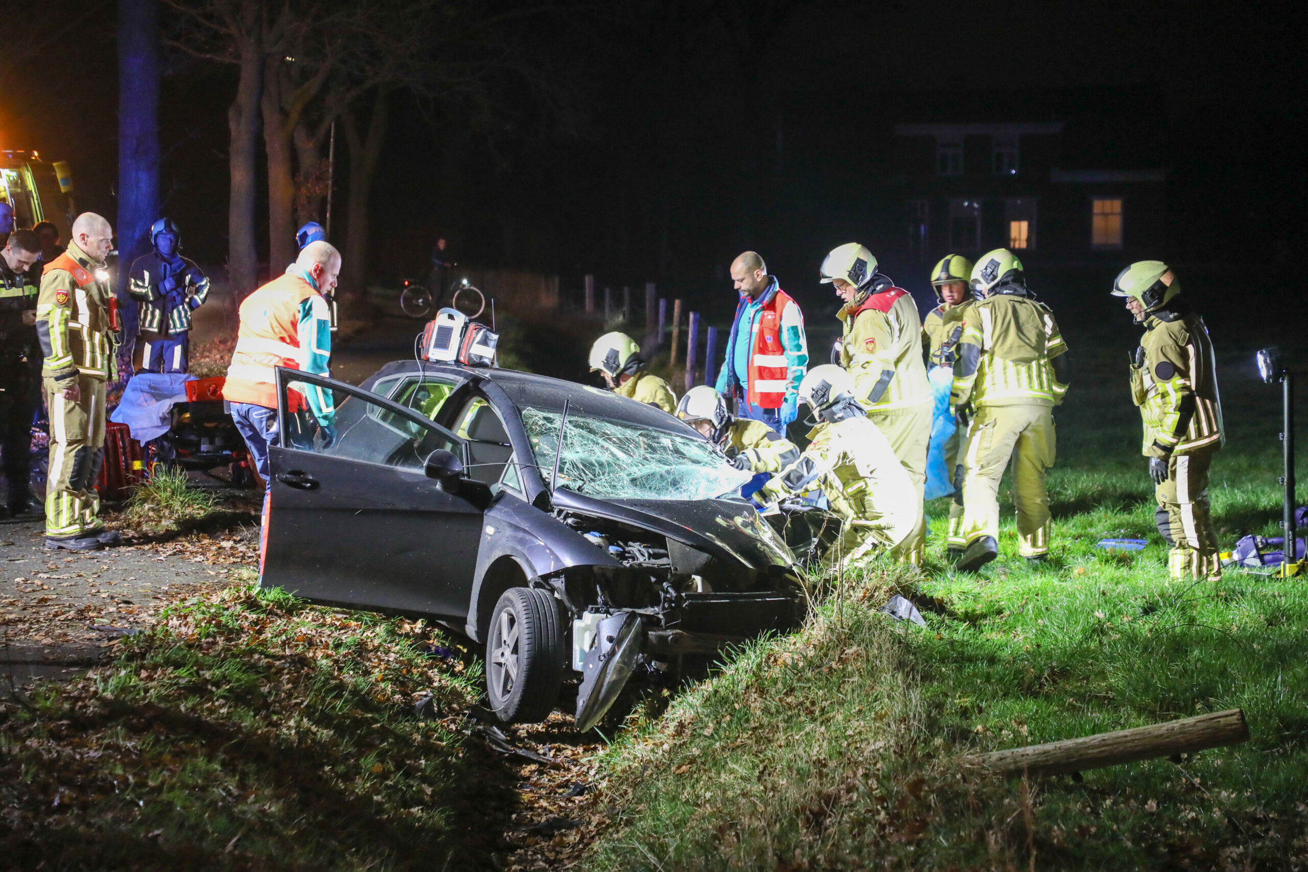 Automobilist belandt in sloot na botsing met boom