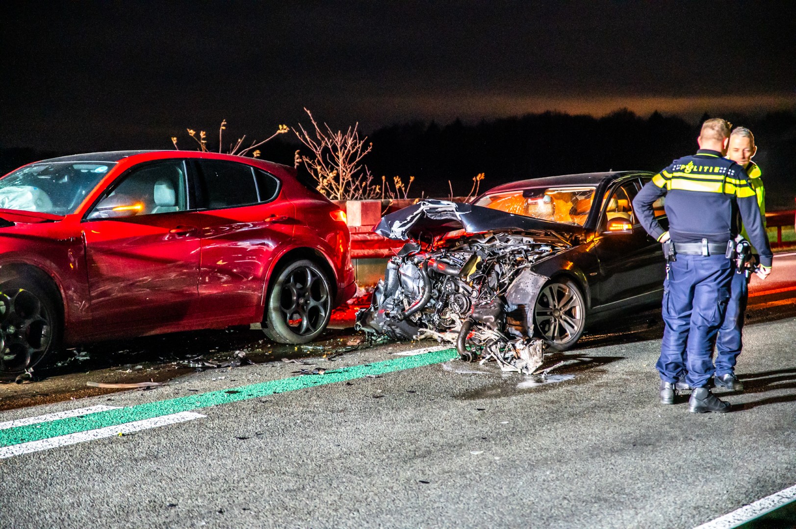 Twee zwaargewonden bij botsing met drie voertuigen op