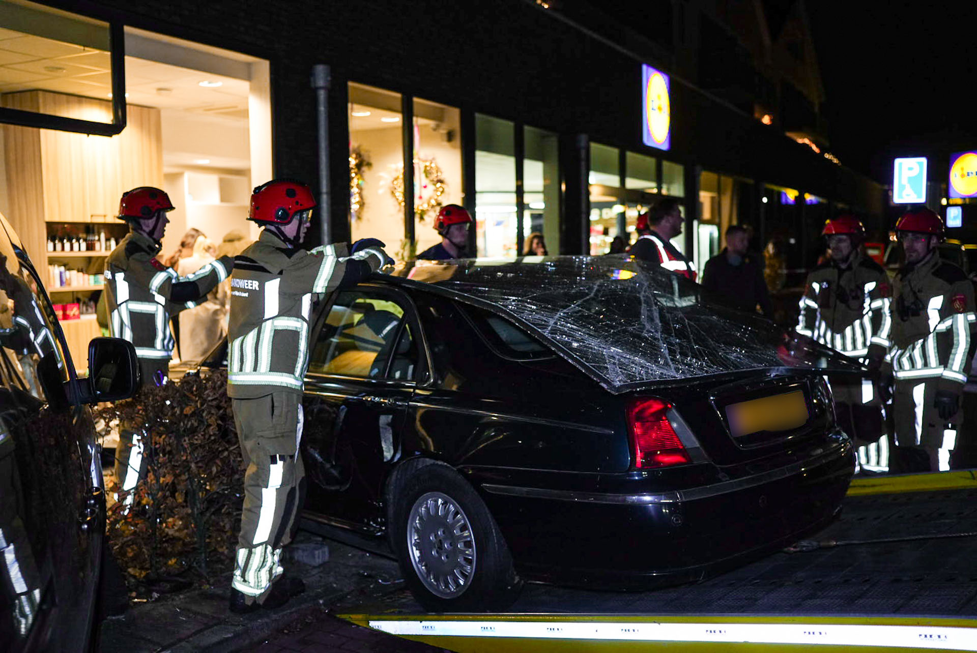 Jaguar rijdt kapsalon binnen, voorpui vernield één dag na heropening