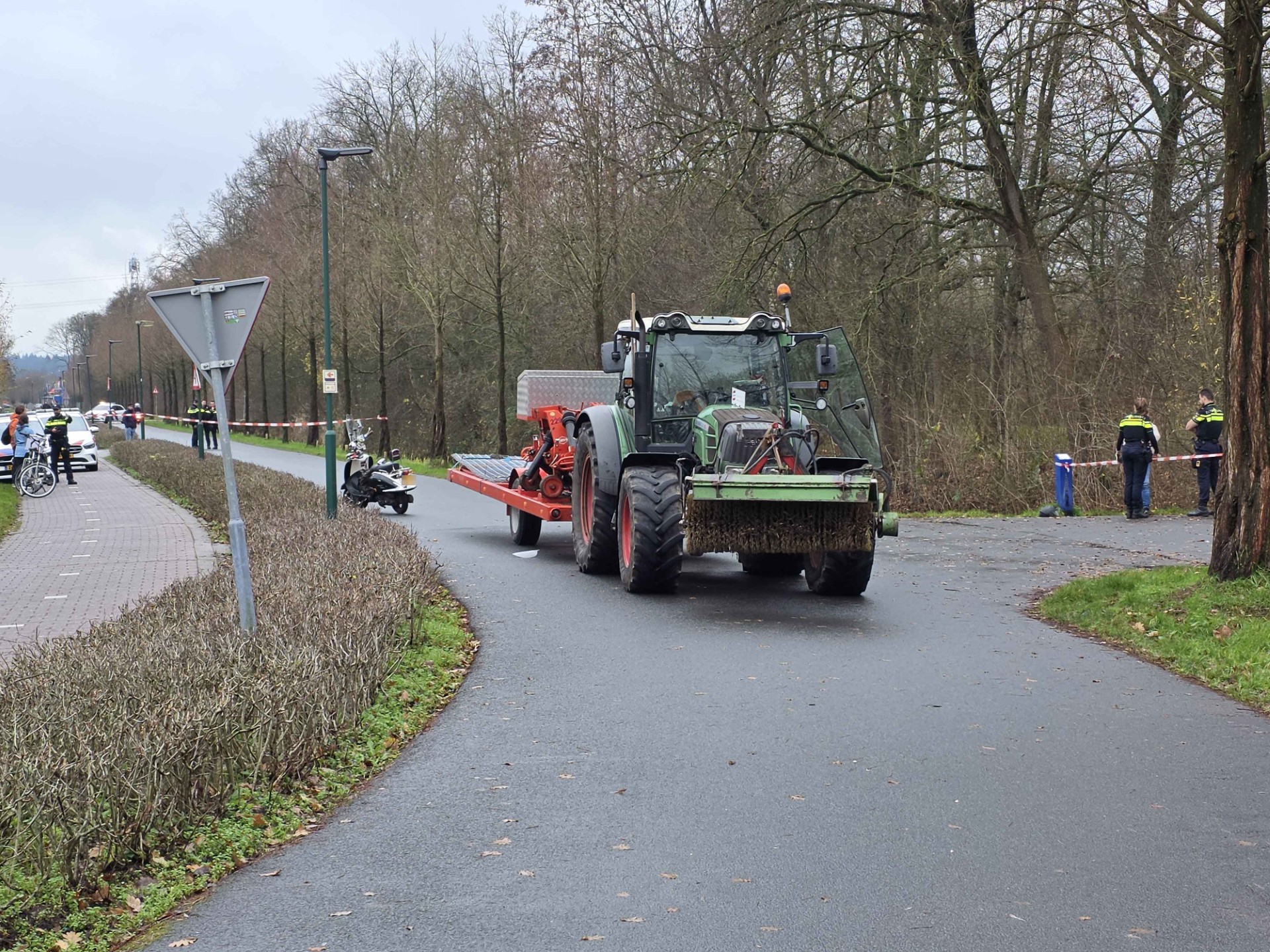 Scooterrijdster ernstig gewond bij aanrijding met tractor