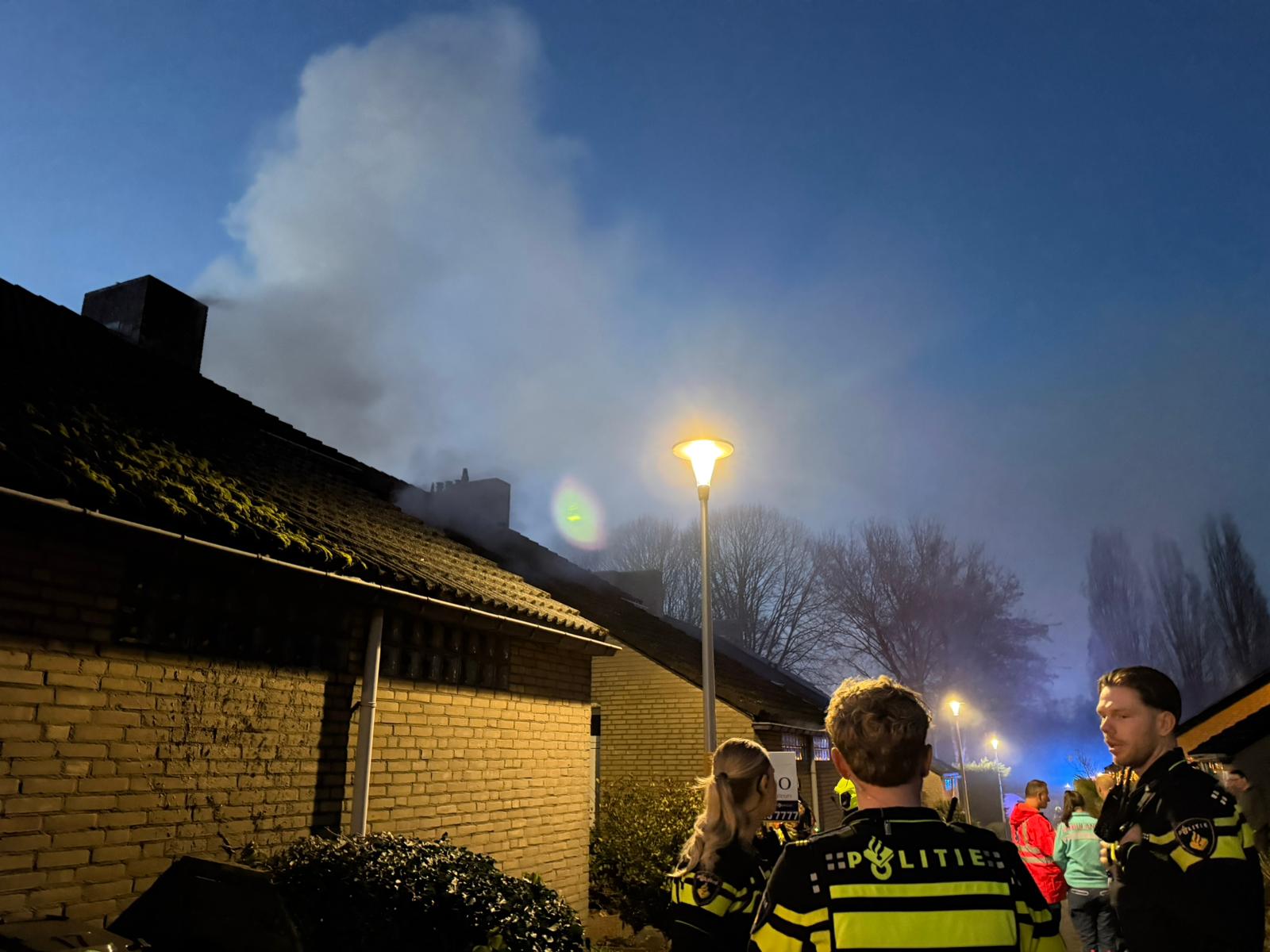 Brand in woning; brandweer redt hondje uit huis