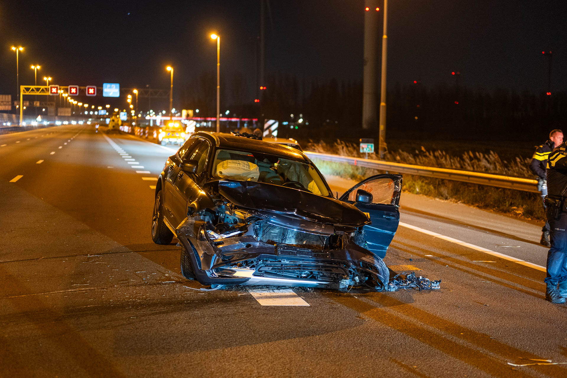 Snelweg dicht na ernstig ongeval; traumahelikopter landt op snelweg