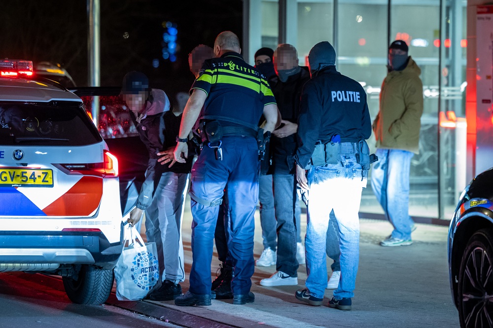 Jonge verdachte door arrestatieteam aangehouden bij metrostation