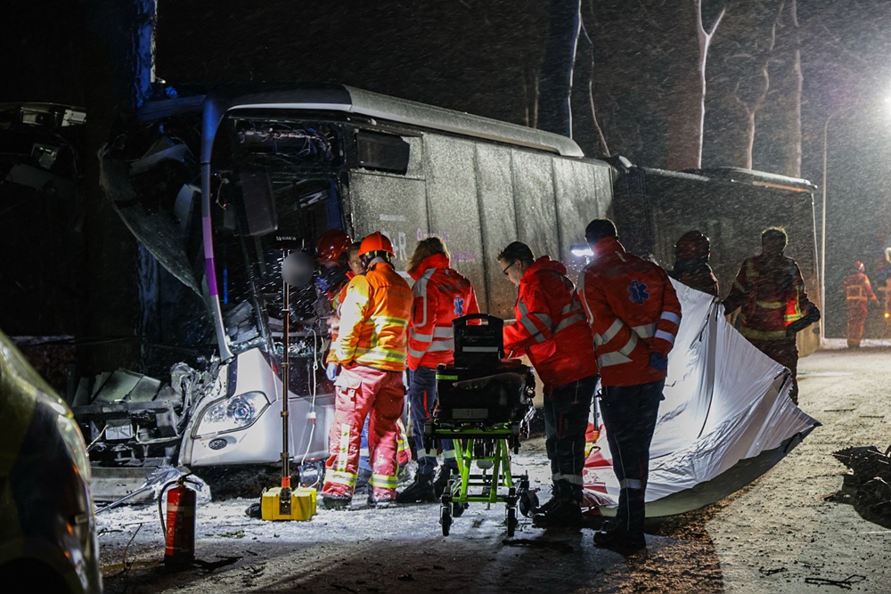 Lijnbus botst op boom door gladheid, chauffeuse bekneld