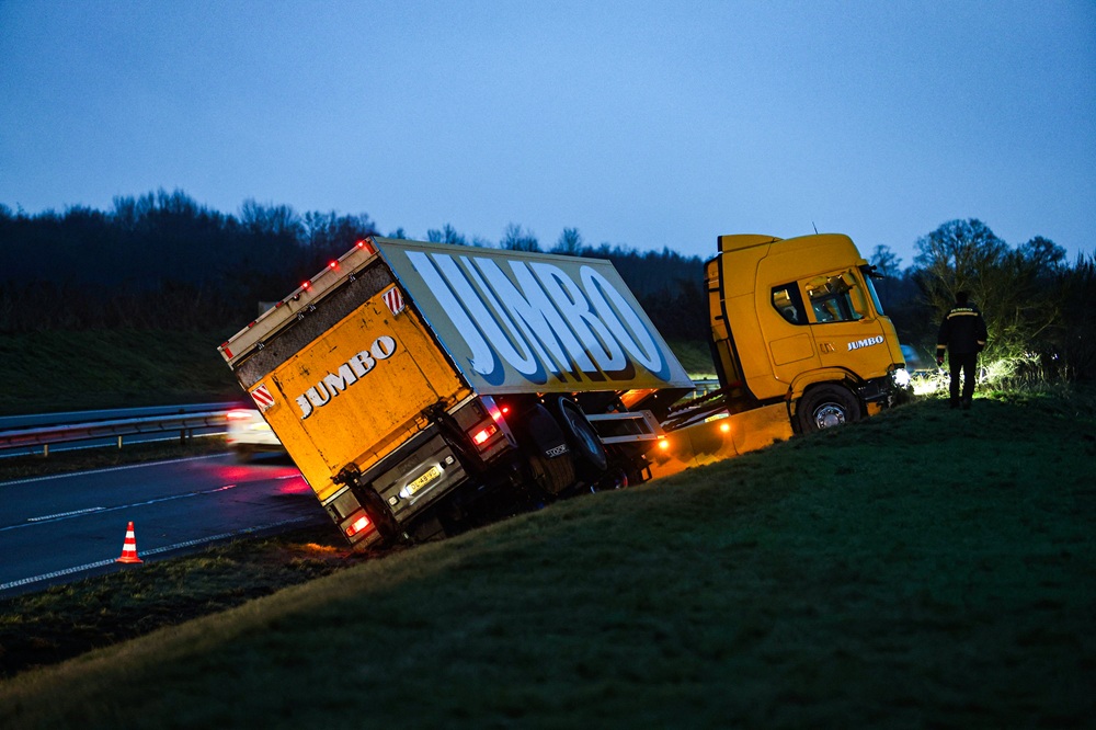 Vrachtwagen dreigt te kantelen na ongeval