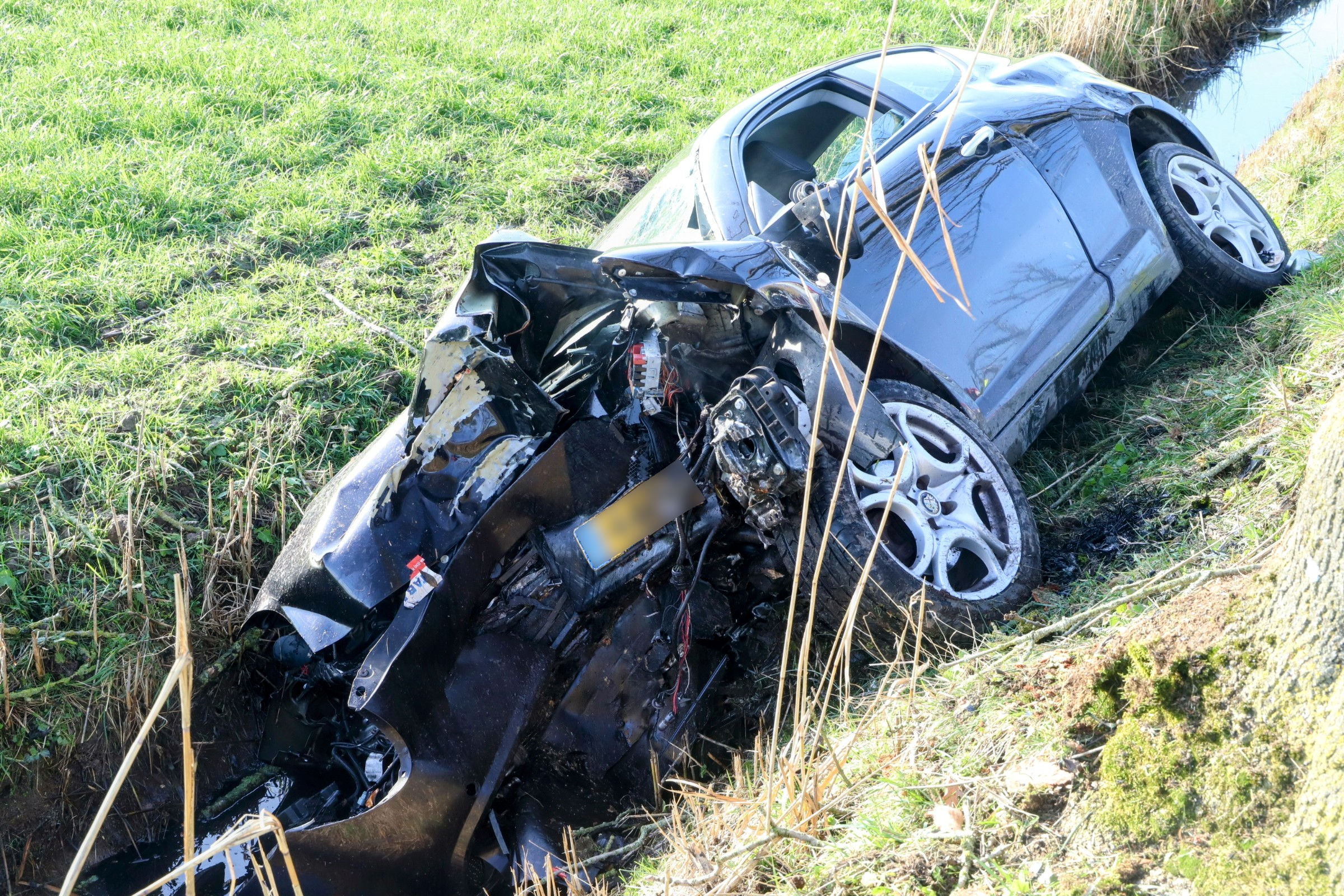 Automobiliste zwaargewond na botsing tegen boom