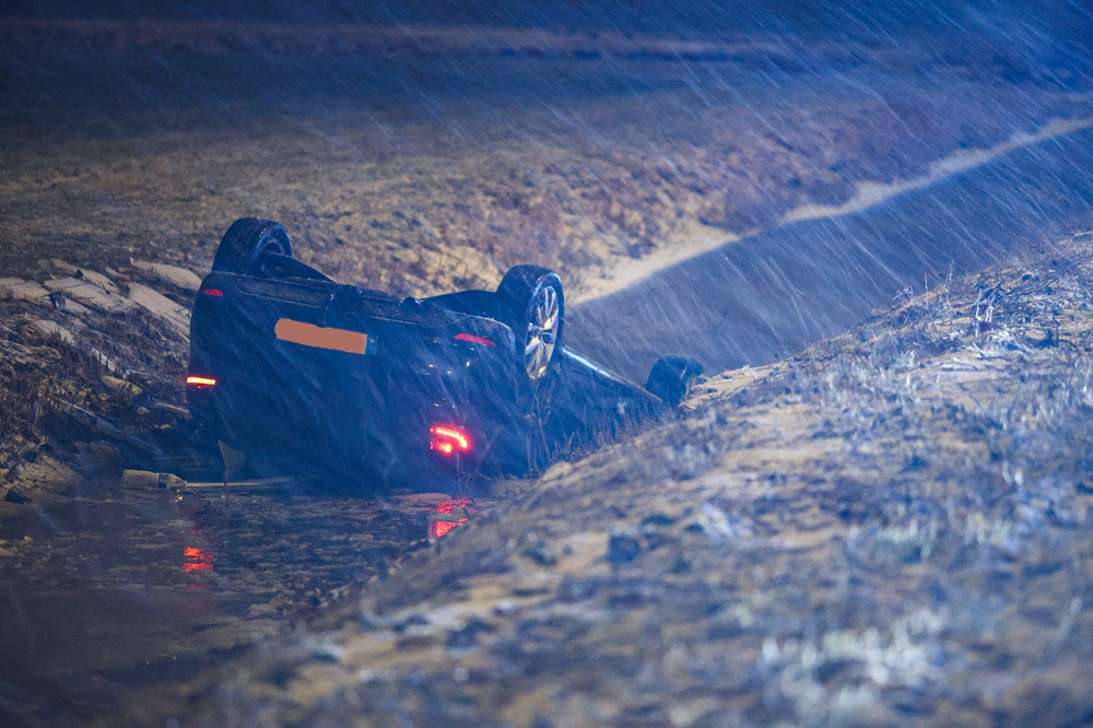 Auto op z’n kop in sloot tijdens sneeuwbui