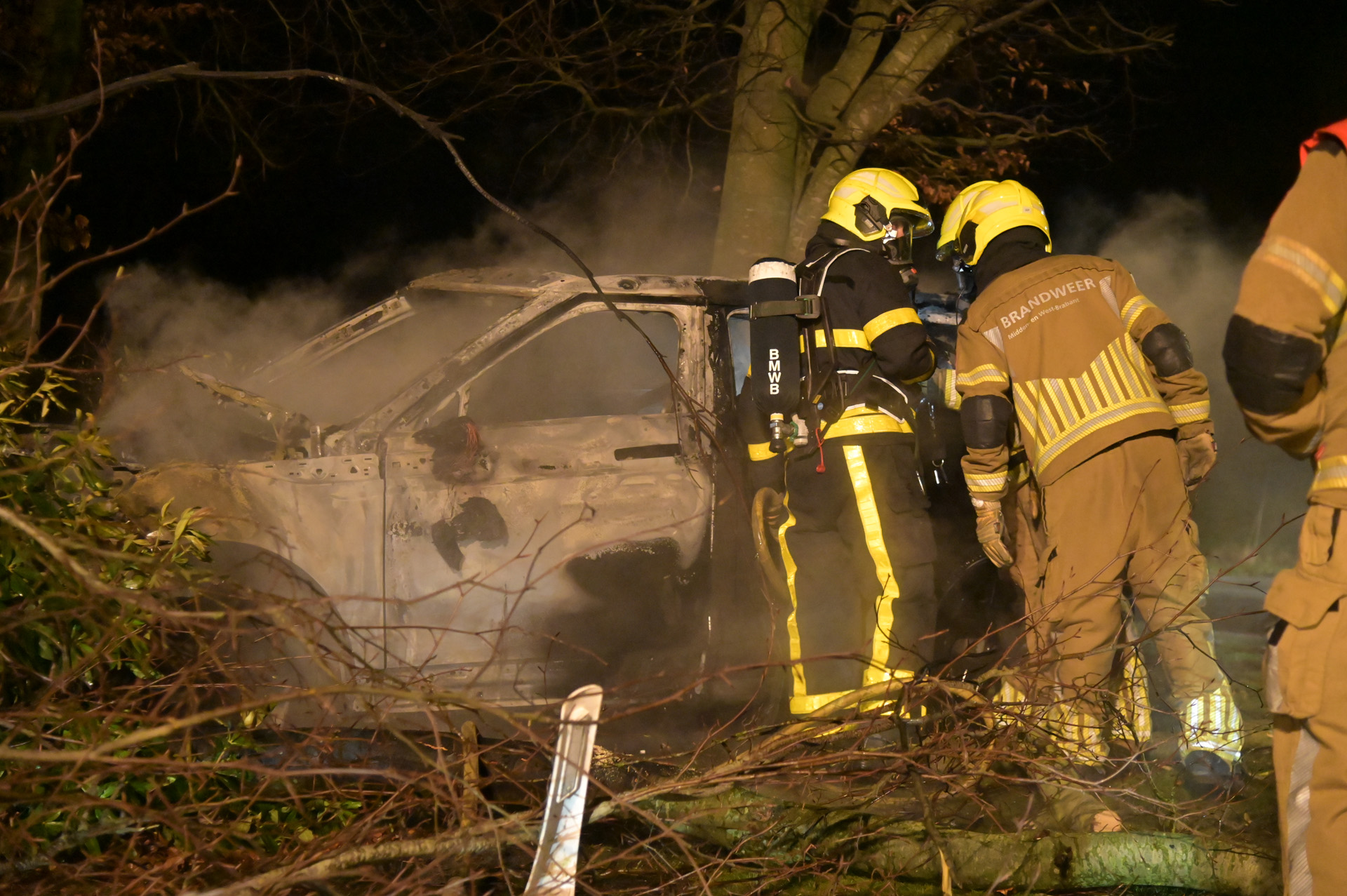Auto crasht en vliegt in brand, inzittenden spoorloos
