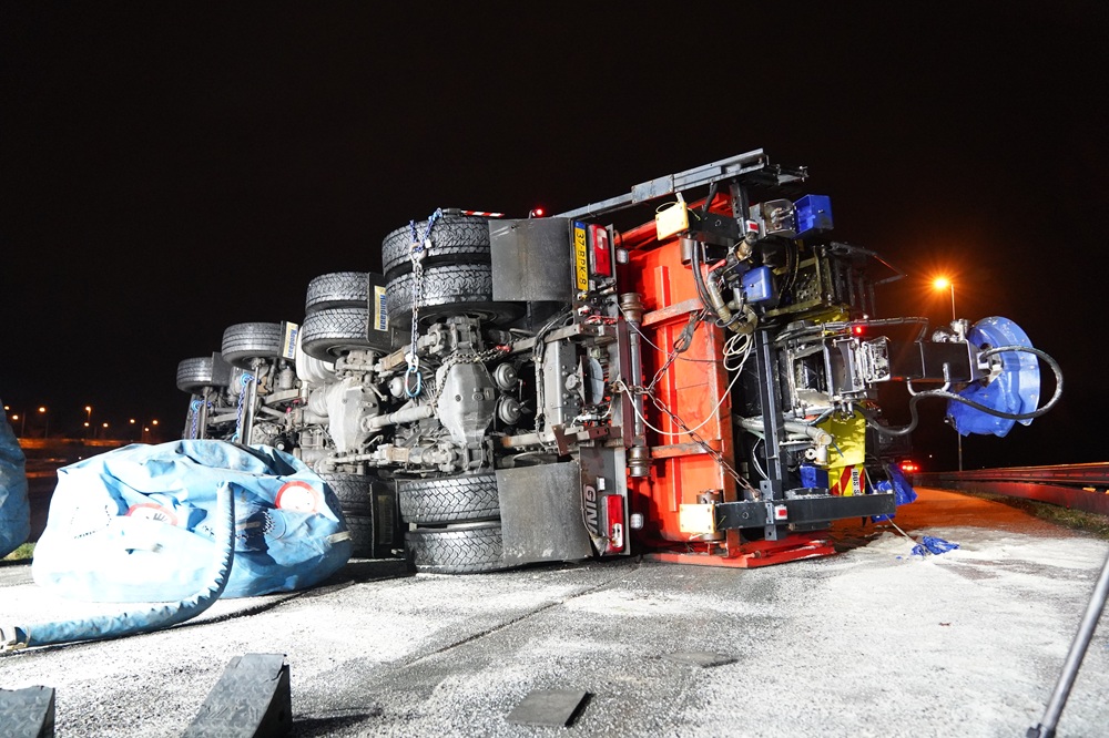 Strooiwagen kantelt op gladde snelweg