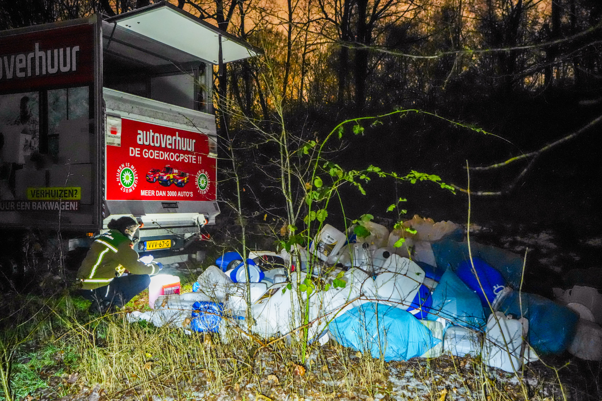 Bakwagen vol drugsafval rijdt zich vast, daders op de vlucht