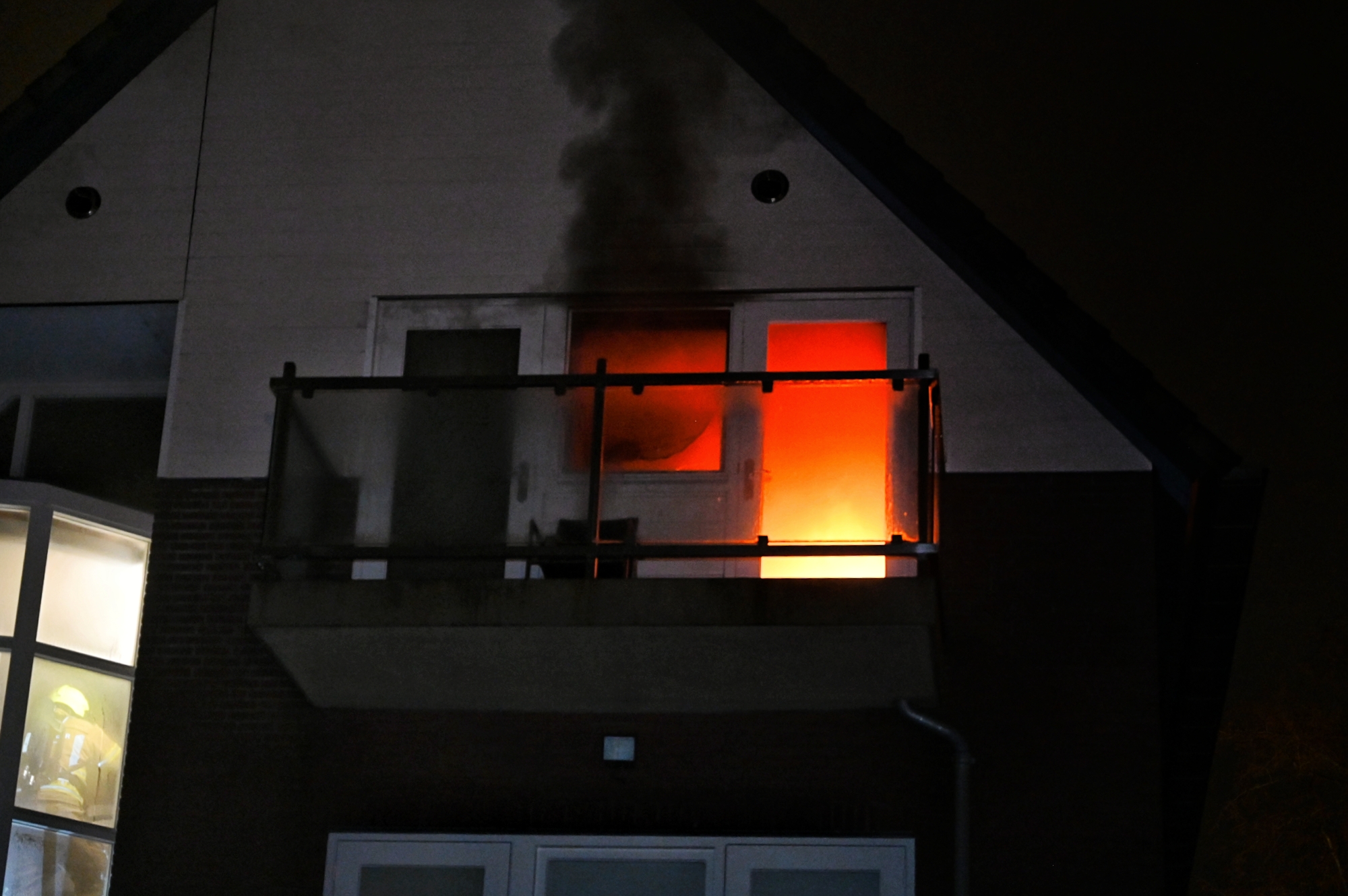 Felle brand verwoest woning, mogelijk brandstichting