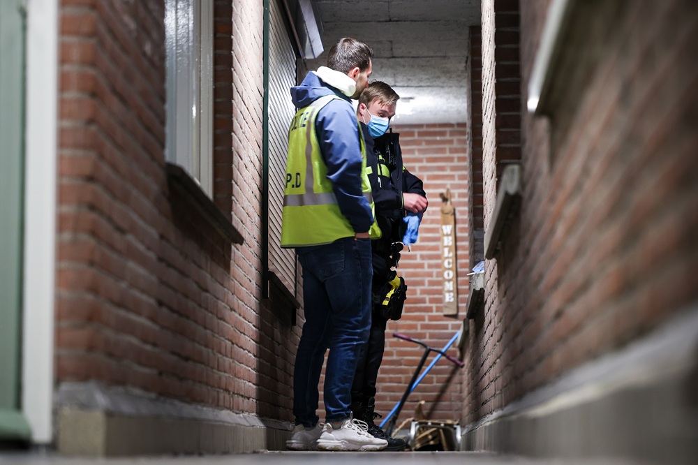 Explosie beschadigt voordeur, persfotograaf belaagd