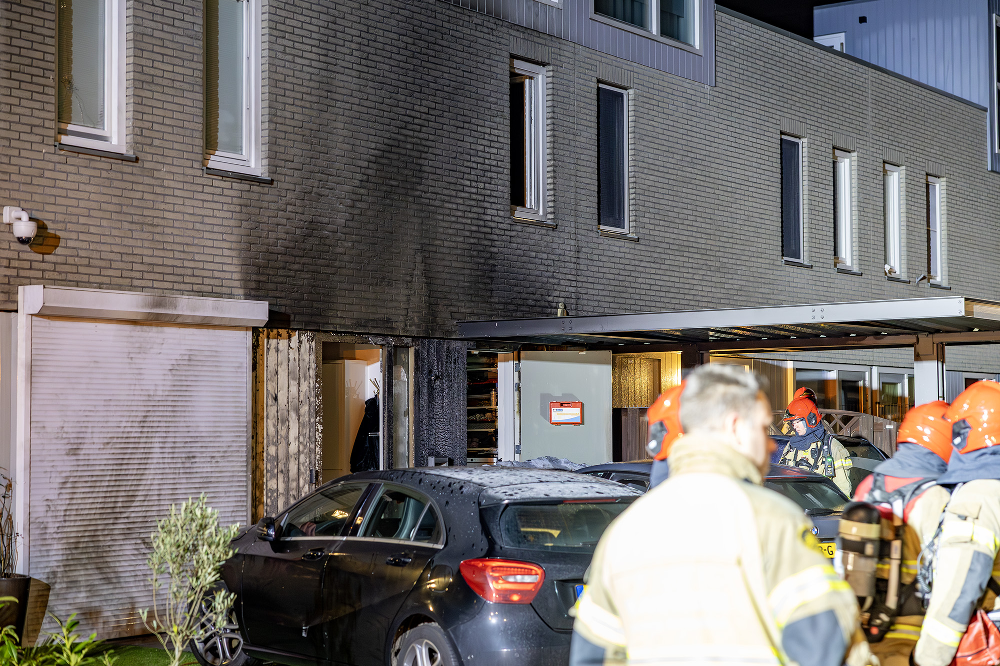 Woning en auto in brand, mogelijk kogelgat in ruit