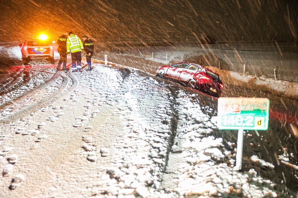 Auto in greppel door hevige sneeuwval in het noorden