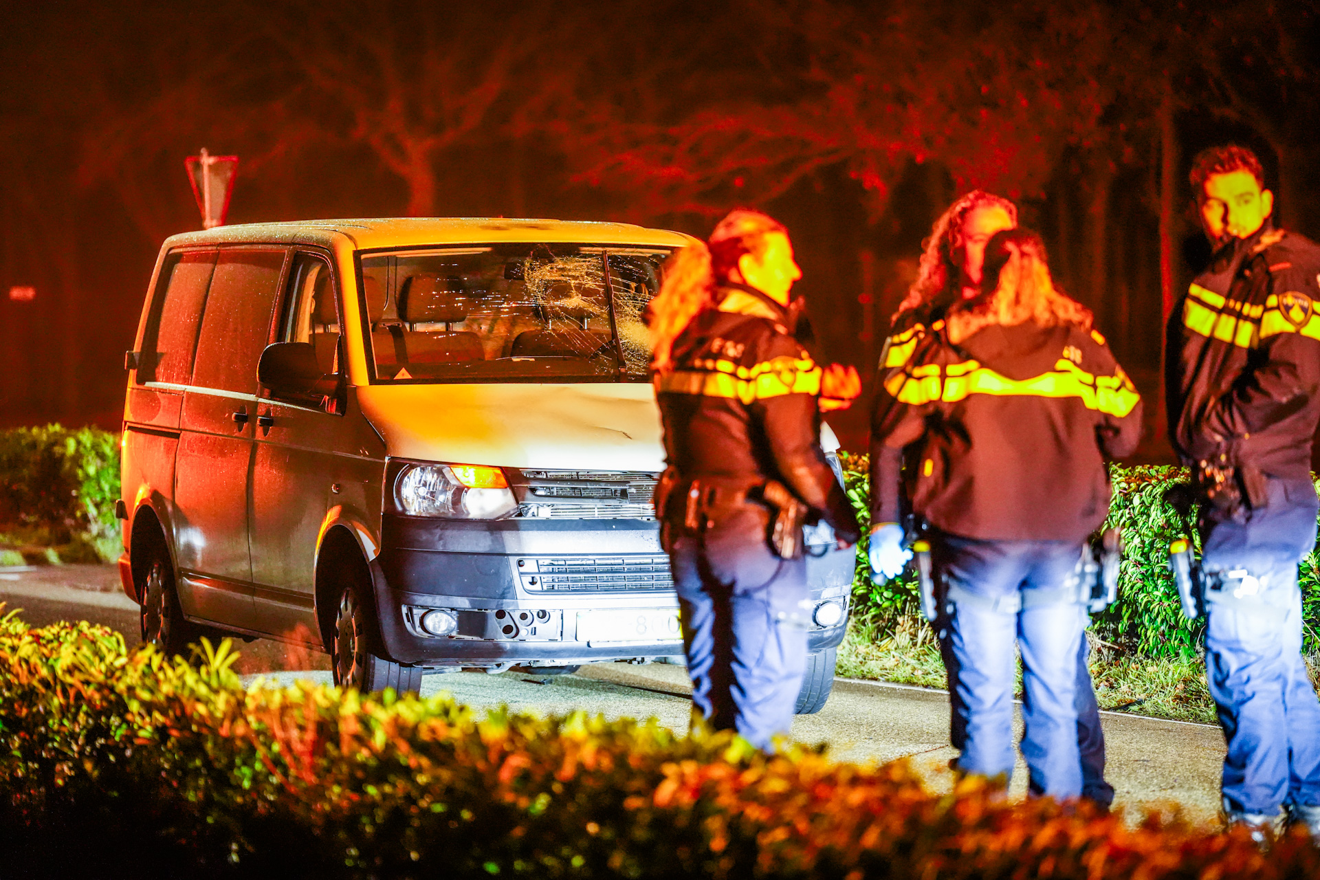Fietser ernstig gewond door botsing met bestelbus