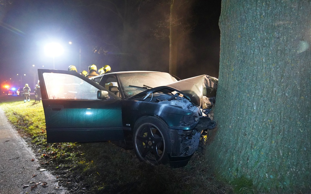 Auto botst tegen boom, bestuurder met spoed naar ziekenhuis