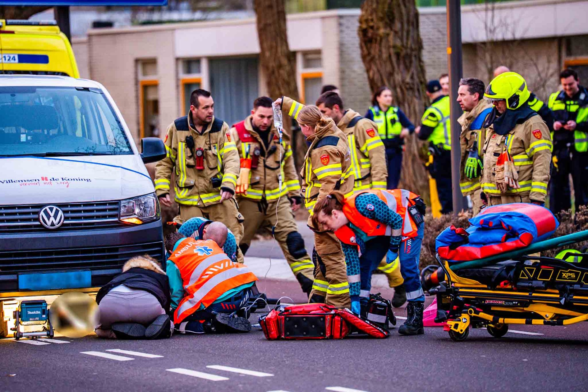 Kind aangereden en bekneld onder busje