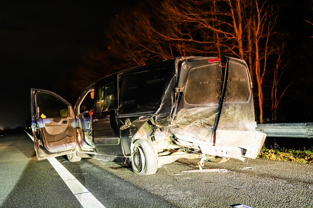Ravage na botsing tussen auto en busje op snelweg