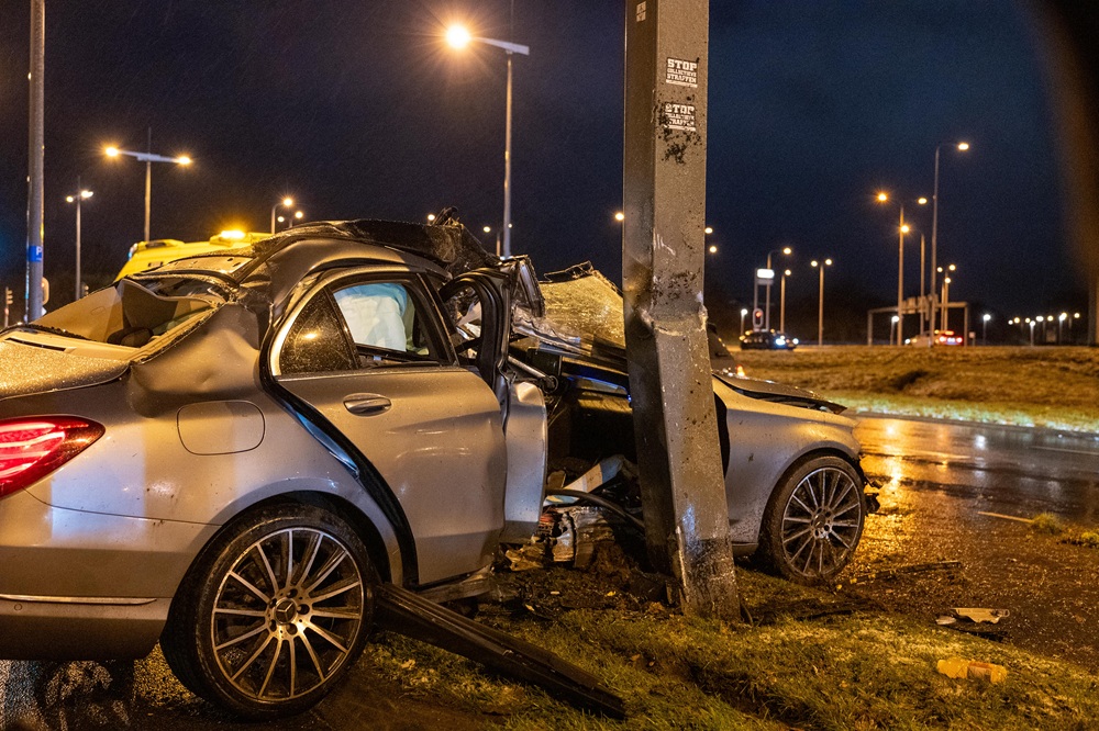 Auto crasht tegen verkeerspaal, bestuurder gewond