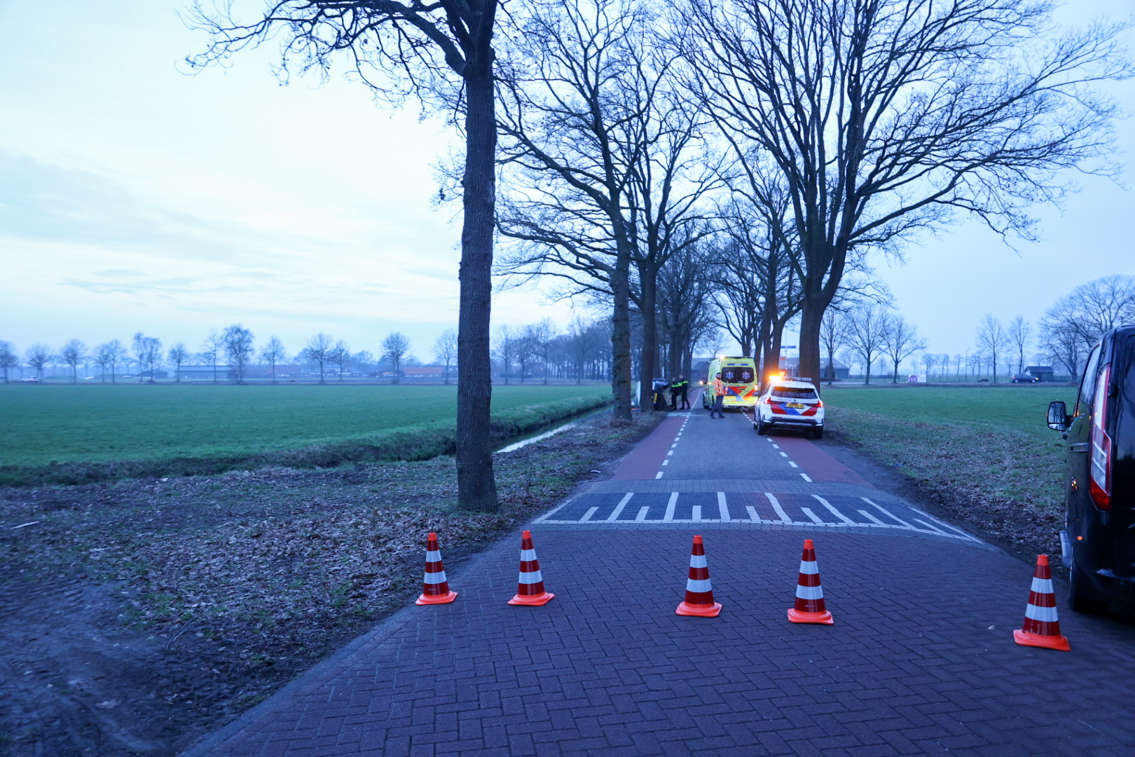 Auto slaat op kant na eenzijdige aanrijding