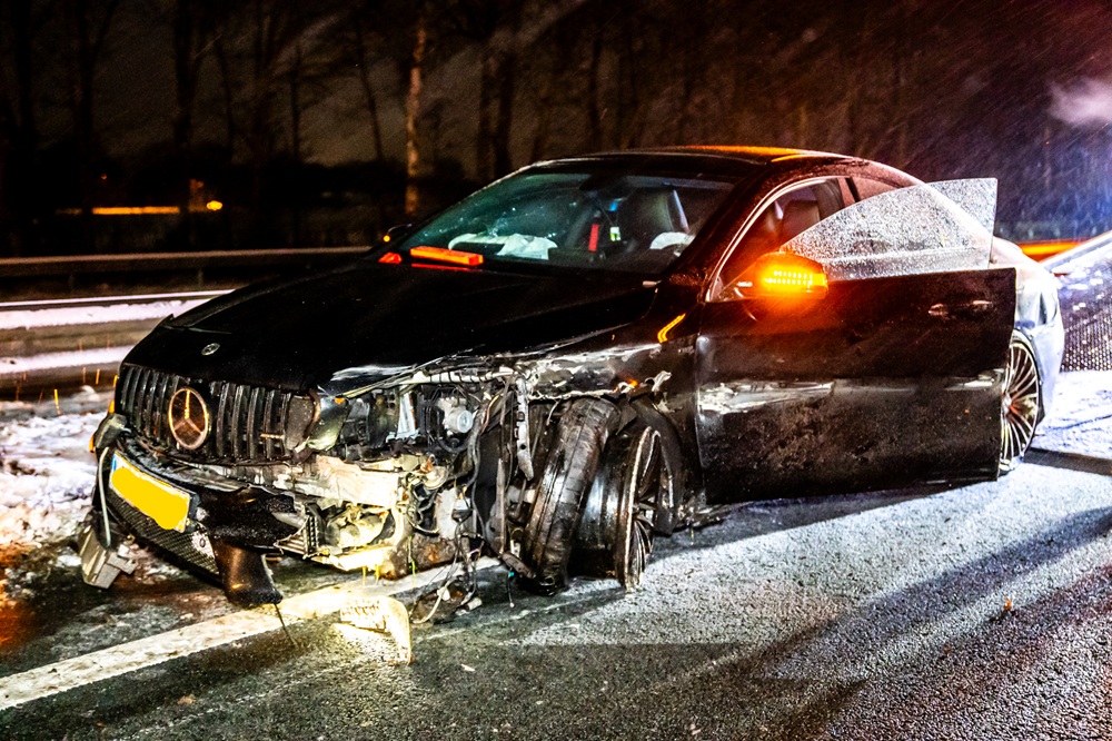 Dronken automobilist botst op snelweg tegen vangrail