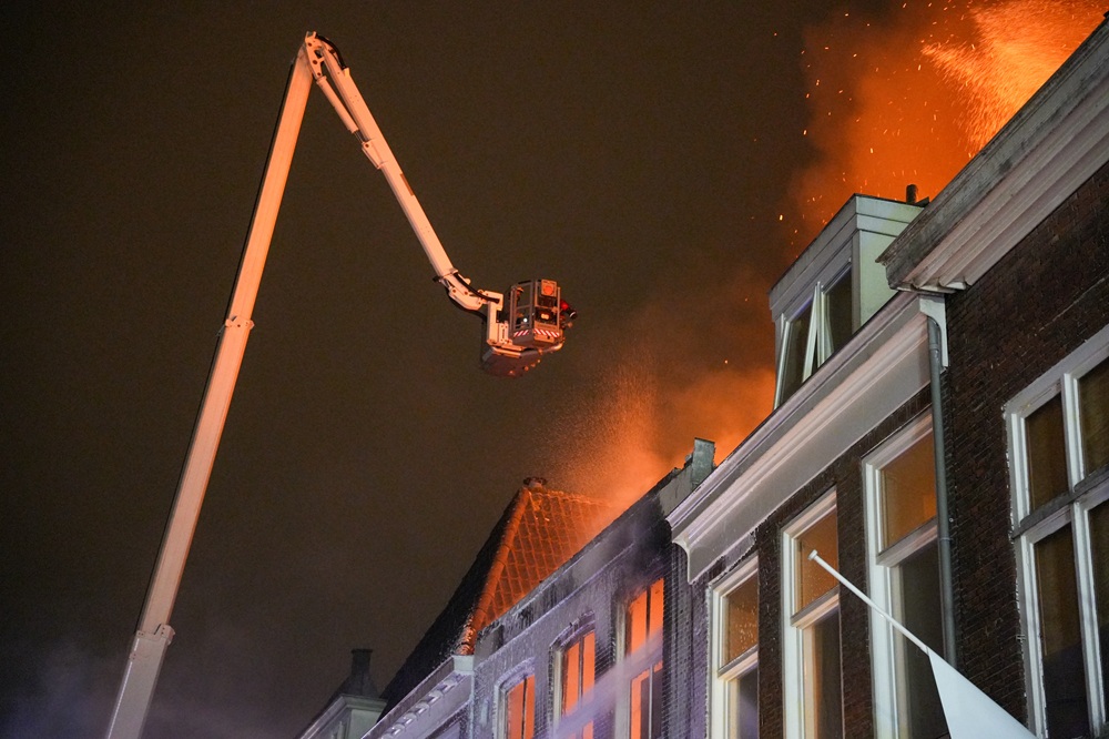 Grote uitslaande brand verwoest pand in centrum
