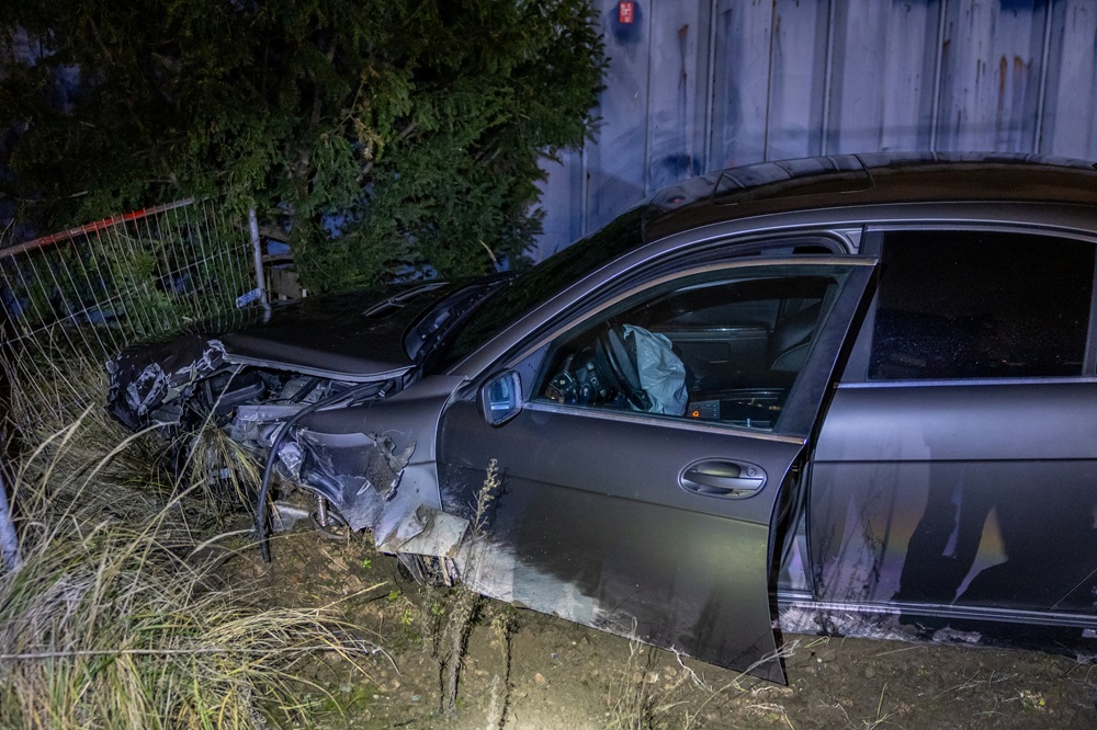 Beschonken automobilist crasht en belandt meters lager